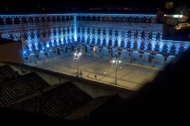 Yükseklik Meydanı, led ışıklar gece ışıklı Badajoz. Alcazaba siperleri görüntüleyin