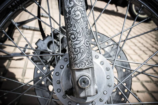 Voorvork Versierd Met Motieven Van Tatoeage Van Een Motorfiets Closeup — Stockfoto