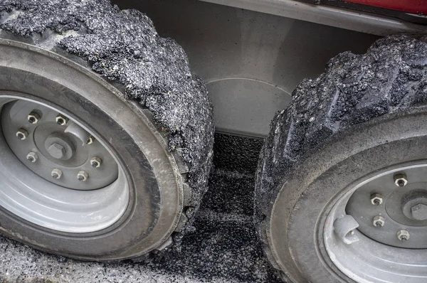 在城市中铺设沥青的工作 轮胎装满焦油的起重钩桶 — 图库照片