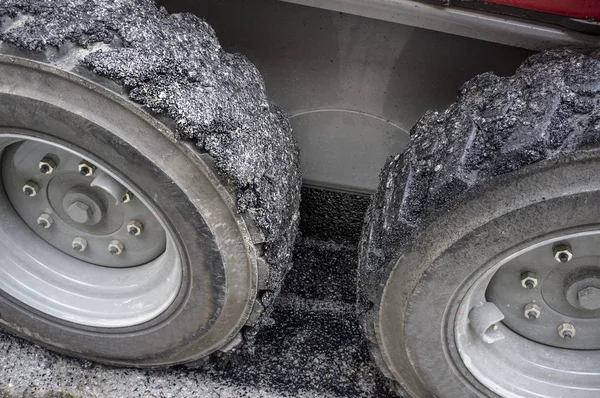 Work Laying Asphalt City Lifting Hook Bucket Tires Full Tar — Stock Photo, Image