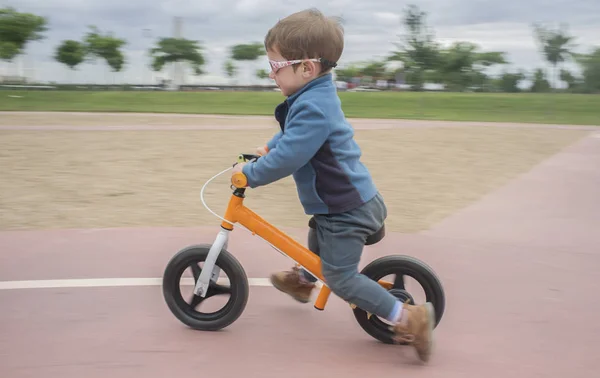 Junge Blauer Jacke Mit Orangefarbenem Laufrad Oder Laufrad Verschwommene Zeitlupenaufnahme — Stockfoto