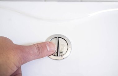 Temizlik için bir floş tuvalet düğmeye parmak. Tam deşarj düğmesi