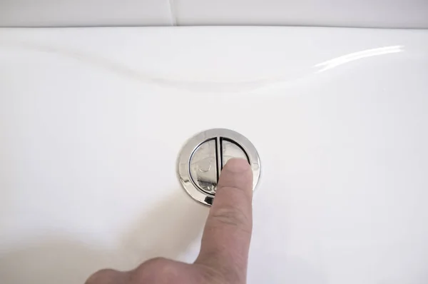 Палец Нажимает Кнопку Смыва Туалета Уборки Кнопка Half Discharge — стоковое фото