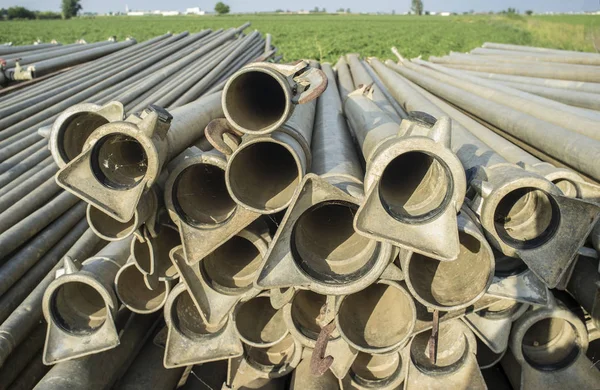 Tubi Metallici Irrigazione Accatastati All Aperto Fuori Stagione Irrigazione Campi — Foto Stock