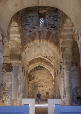 Ziyaretçi Bazilikası St Lucia del Trampal. Ana nefin görünümü