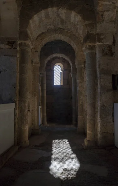Transeptu widok na ciemność. Bazylika Santa Lucia del Trampal — Zdjęcie stockowe
