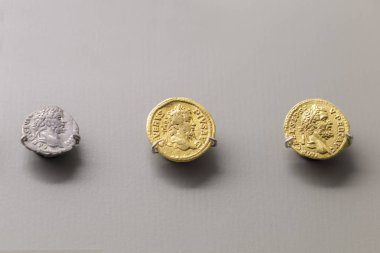 Merida, İspanya - 20 Aralık 2017: Septimius Severus İmparator paralar, Ulusal Müzesi Roma sanat Merida, İspanya
