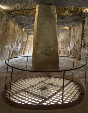Antequera, İspanya - 10 Temmuz 2018: Derin de Menga Dolmen, Antequera, İspanya