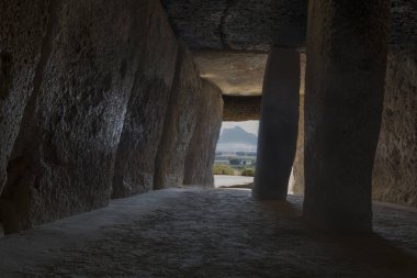 Antequera, İspanya - 10 Temmuz 2018: Menga, Antequera Dolmen. İç odası Pena de los Enamorados Dağı'na işaret 