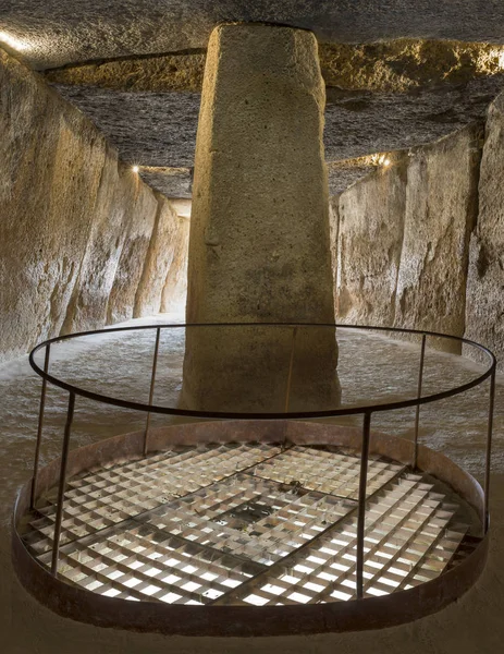 Antequera, İspanya - 10 Temmuz 2018: Derin de Menga Dolmen, Antequera, İspanya