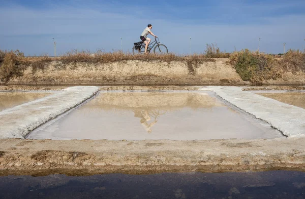 Isla Cristina España Septiembre 2017 Mujer Madura Bicicleta Junto Las — Foto de Stock