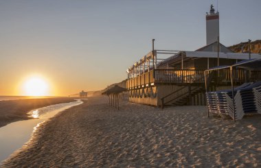 Costa de la Luz sahil, Matalascanas, Huelva Chiringuito ya da plaj barda. Günbatımı