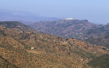 Comares Malaga hill dağlarda, Endülüs, İspanya kadar beyaz köy hava görünümünü. Panoramik