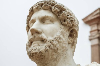 Sevilla, İspanya - 7 Temmuz 2018: Seville arkeolojik Müzesi, Endülüs, İspanya, askeri giysi giymiş Hadrian büstü