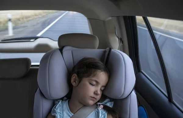 Kız Çocuk Uykuda Arabada Bir Çocuk Emanet Koltukta Doğal Işık — Stok fotoğraf