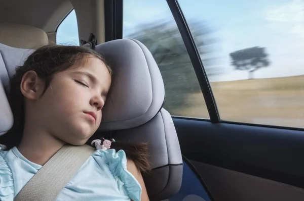 Kız Çocuk Uykuda Arabada Bir Çocuk Emanet Koltukta Doğal Işık — Stok fotoğraf