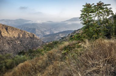 Alçak bulutlar üzerinde hills adlı Alpujarras bölge, Granada, İspanya. Peyzaj
