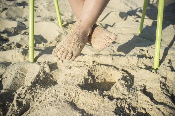 Niño Pies Niño Llenos Arena Está Sentado Silla Playa Frente —  Fotos de Stock