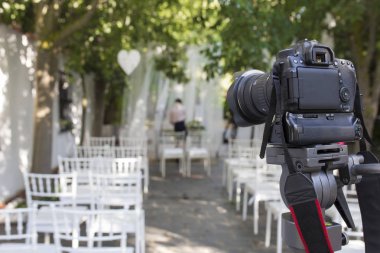 DSLR fotoğraf makinesi tripod kayıt düğün için hazır üzerine monte edilmiş. Düğün düzenleme sitesi