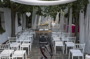 DSLR fotoğraf makinesi tripod kayıt düğün için hazır üzerine monte edilmiş. Düğün düzenleme sitesi