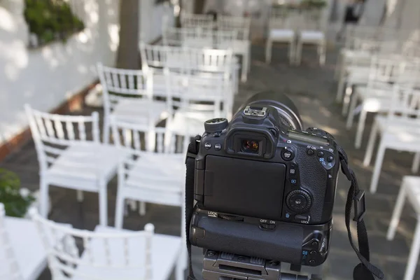 Dslr Camera Mounted Tripod Ready Record Wedding Wedding Arrangement Site — Stock Photo, Image