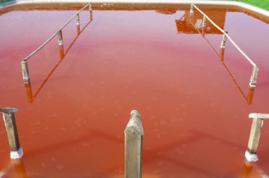 Doğal magnezyum Isla Cristina geleneksel Saltworks, Huelva, İspanya havuzda yüzme