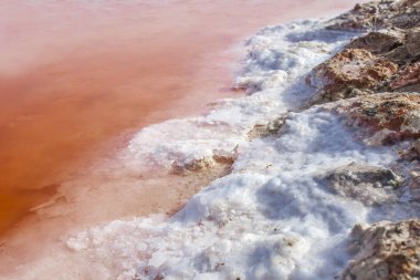Magnezyum banyo havuzu. Shore ayrıntı. Isla Cristina geleneksel Saltworks, Huelva, İspanya