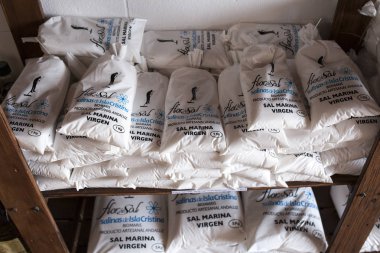 İspanya, Isla Cristina, 2017 Eylül 30: şişko tahıl deniz tuz torbaları üzerinden Isla Cristina saltworks Biomaris, Huelva, İspanya