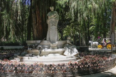 Sevilla, İspanya - 7 Temmuz 2018: Seville Maria Luisa Park, İspanya şair Becquer Sculptorical grup. Bechini heykeltıraş tarafından heykel