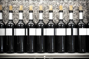 Restoran raf açılmış şarap kırmızı İspanyol şişe tam