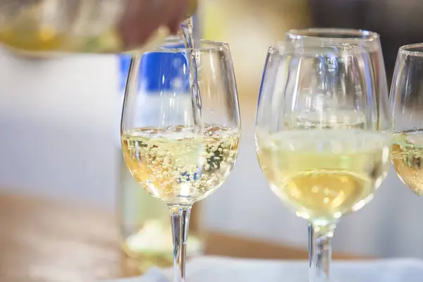 Glas Mit Weißwein Auf Eine Tasse Gegossen Weicher Fokus — Stockfoto