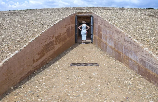 Visitor Woman Getting Dolmen Soto Most Importat Megalithic Monuments Province — Stock Photo, Image