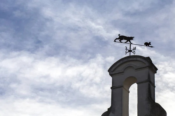 イベリアオオヤマネコ ストーカー ウサギの形をした風見鶏 背景として青い曇り空 — ストック写真