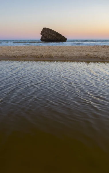 象徴的なMatalascanas海の遺跡 旧トーレ ヒゲラ コスタ ルス海岸 ウエルバ — ストック写真