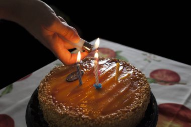 Saint Mark kek üzerine ışık mumlar. Portre