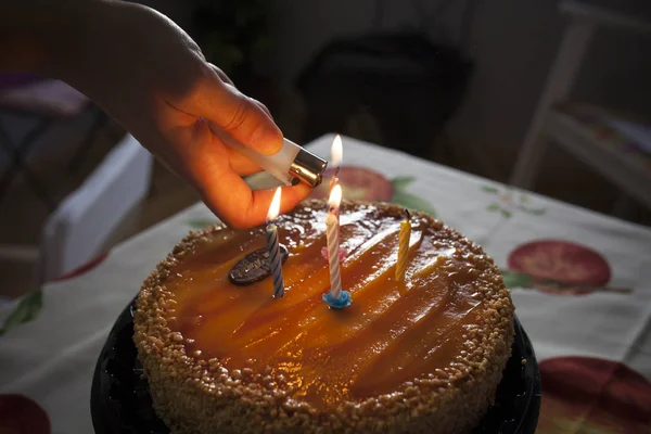 Das Anzünden Von Kerzen Auf Der Torte Nahaufnahme — Stockfoto