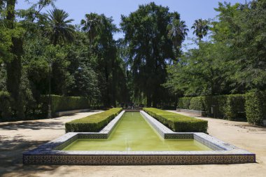 Sevilla, İspanya - 7 Temmuz 2018: Maria Luisa Park Arapça Çeşme Gölcük, Sevilla, Endülüs, İspanya. Romantik köşk