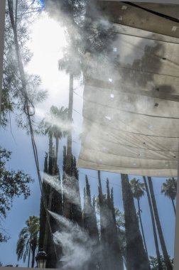 Tente ve genel Park'ta buharlaşmış su fıskiye. İspanya açık havada sıcak yaz sıcaklığında soğutma cihazları