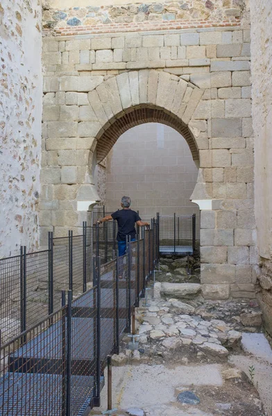 Návštěvník Chůzi Směrem Shoehorse Oblouk Alcazaba Badajoz Staré Maurské Tvrze — Stock fotografie