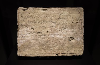 Madrid, İspanya - 11 Kasım 2017: Cursive yazıt üzerinde oyun Aeneid Virgil şair tarafından Latince yazdığını açılış satır ile kil. Ulusal Arkeoloji Müzesi Madrid