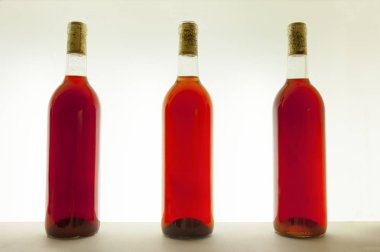 Gül ya da pembemsi ile farklı tonları şarap üç şişe. Şarap renk kavramı