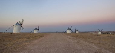 Düşüyor, Campo de CRIPT, La Mancha, İspanya, geleneksel yel değirmenleri. Panoramik