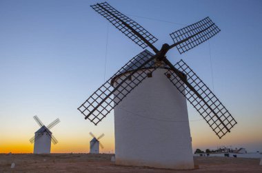 Düşüyor, Campo de CRIPT, La Mancha, İspanya, geleneksel yel değirmenleri