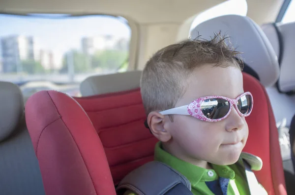Yakışıklı Çocuk Çocuk Arabanın Içinde Güneş Gözlüğü Takıyor Araba Gezileri — Stok fotoğraf