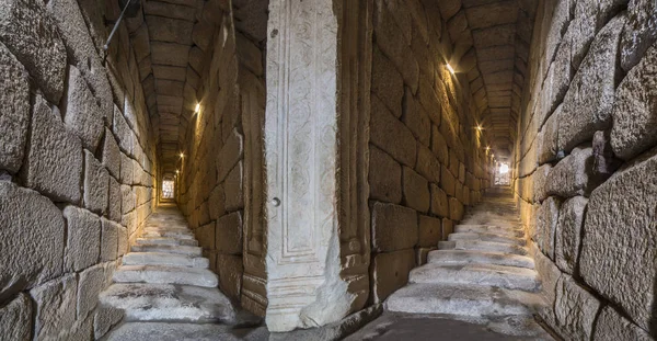 Δύο Διαδρόμους Του Ρωμαϊκή Δεξαμενή Στο Κάστρο Alcazaba Αραβική Ακρόπολη — Φωτογραφία Αρχείου