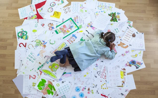 Bütün yıl ödevini üzerinden beş yıl öğrenci. Ev ödevi aşırı çocuklar konsepti için