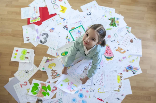 Student Szczęśliwy Pięciu Lat Przez Cały Rok Pracy Domowej Napowietrznych — Zdjęcie stockowe