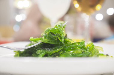 Wakame salata plaka üzerinde. Japon tarzı yemek