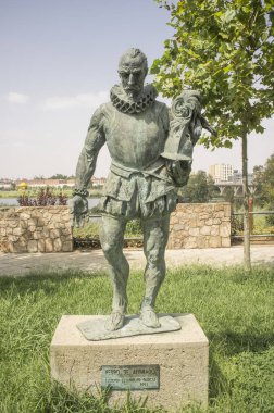 Badajoz, İspanya - 3 Eylül 2018: Pedro de Alvarado, İspanyol fatihi Orta Amerika. Estanislao Garcia tarafından yapılan heykel