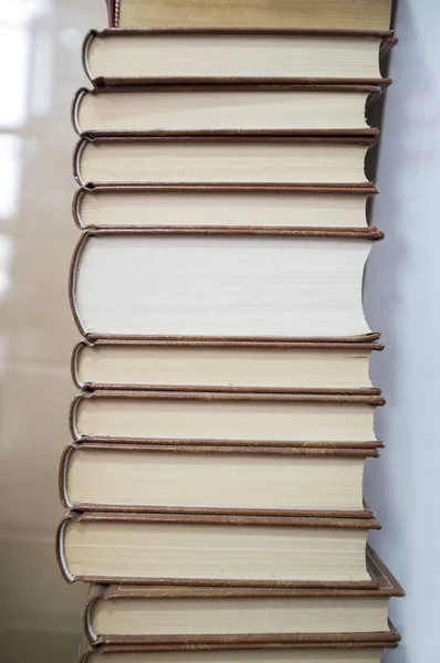 Gebruikt Boeken Stapel Weergegeven Fore Rand Tekstblok Selectieve Aandacht — Stockfoto